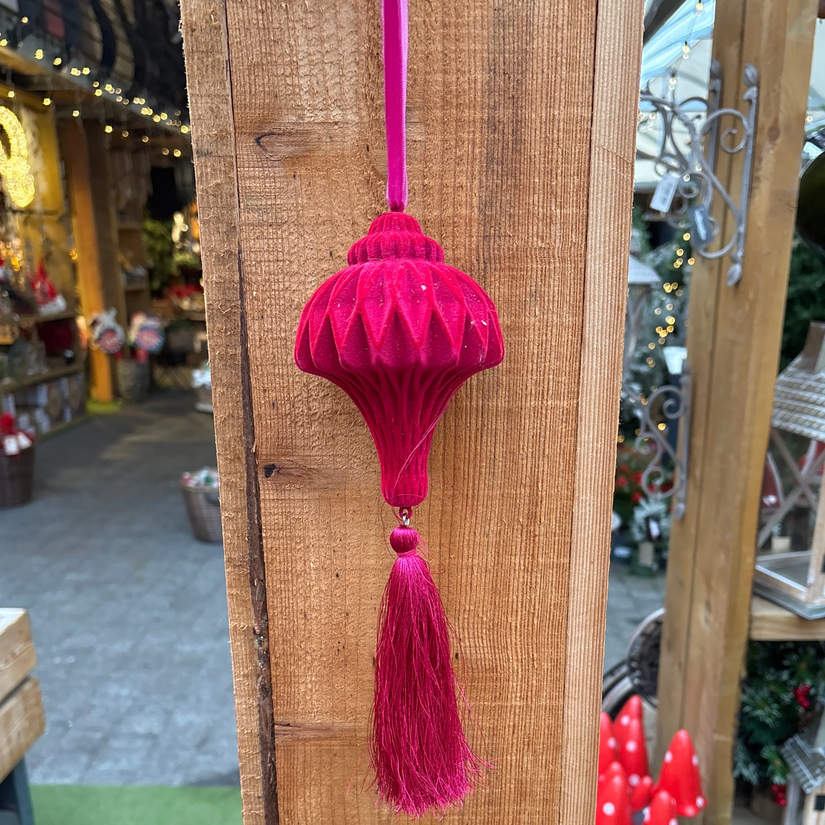 Deco ornaments resin, flocked surface, 13cm
red, bordeaux, pink