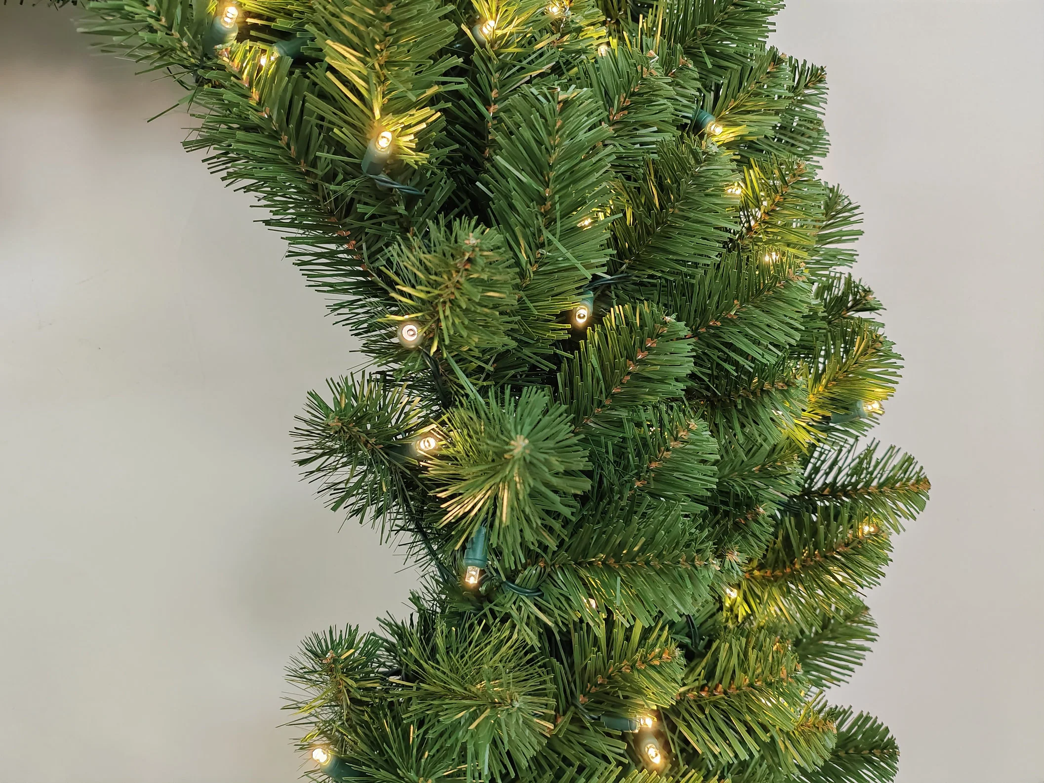 EVERGREEN - 48' Wreath with 200 Warm White Prelit 5mm bulbs - STN 8 Function - Battery Operated - Image 2