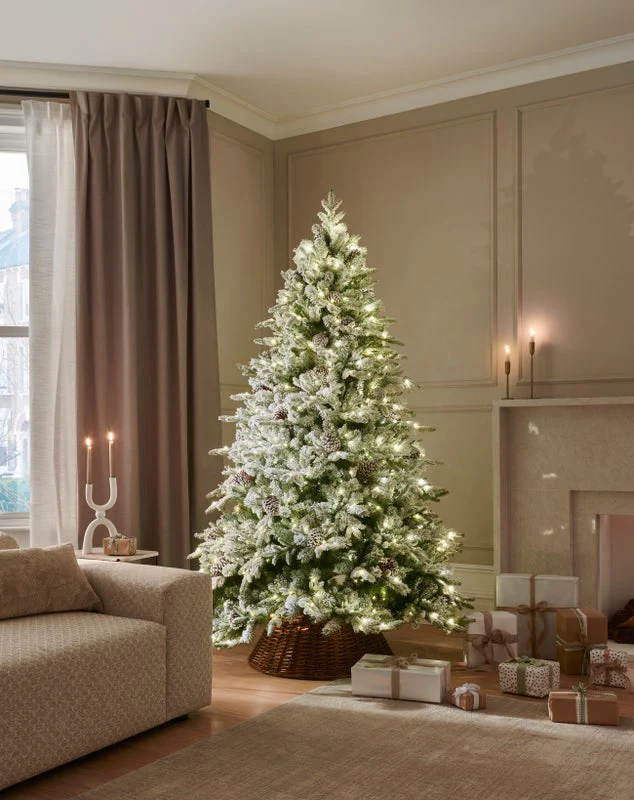 FROSTED WINTERFOLD FIR - 7.5ft
Tree with 600 Warm White LED 5MM bulbs - Image 4