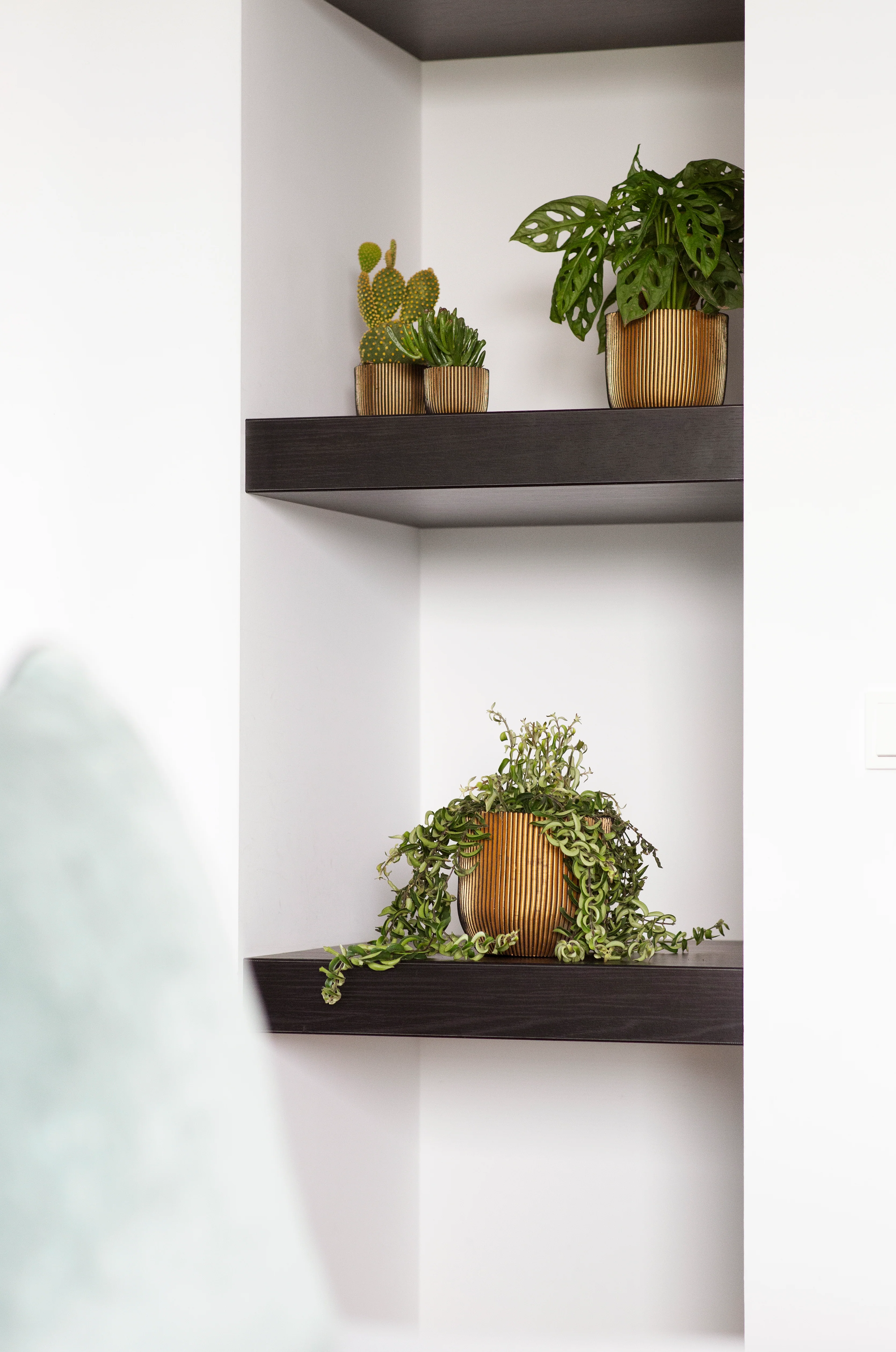 Planter Ball Groove Pot Black Gold Ø24cm H21cm - Image 5