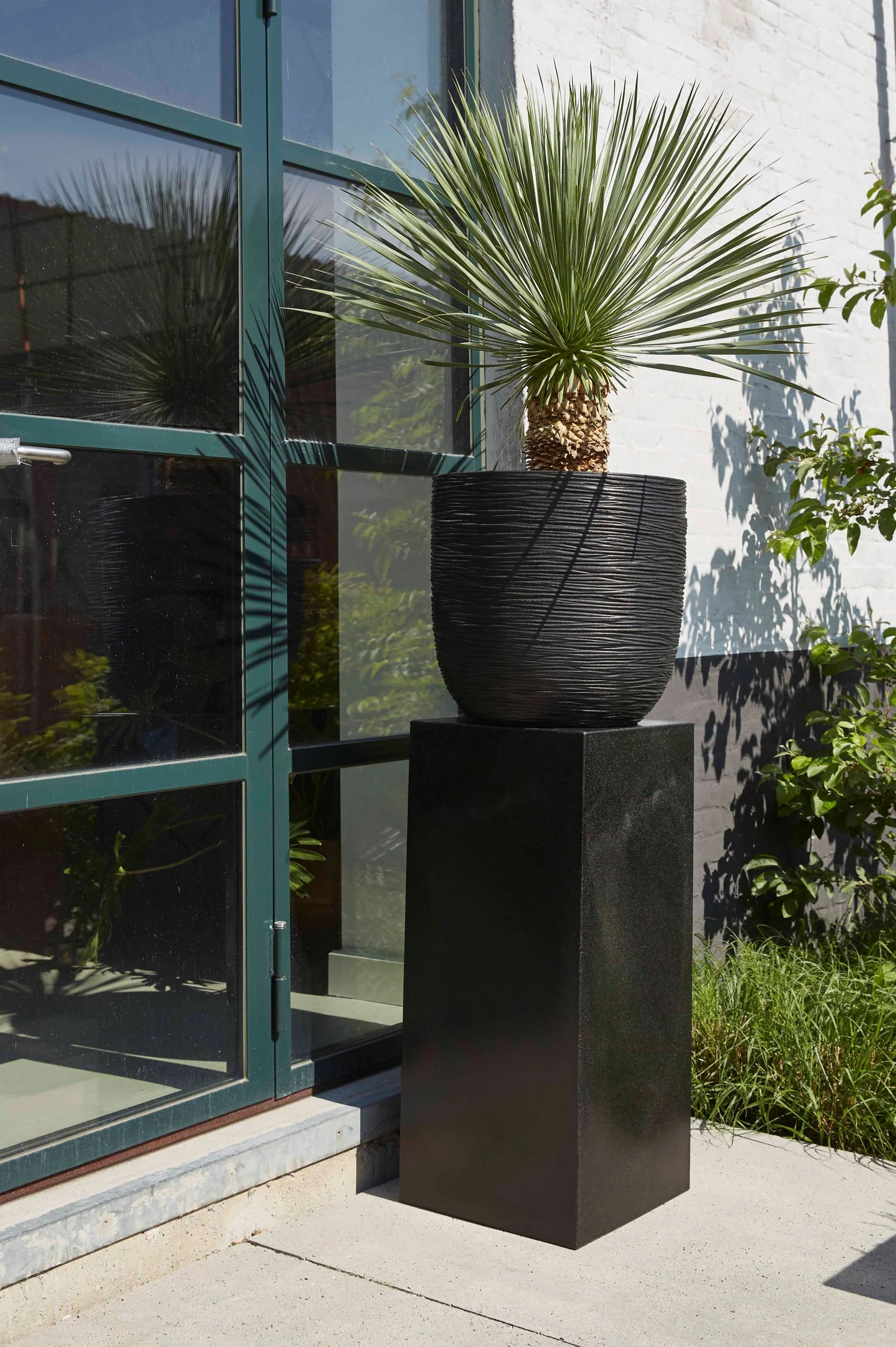 Planter Ball Rib Pot Black NL Ø55cm H53cm - Image 2