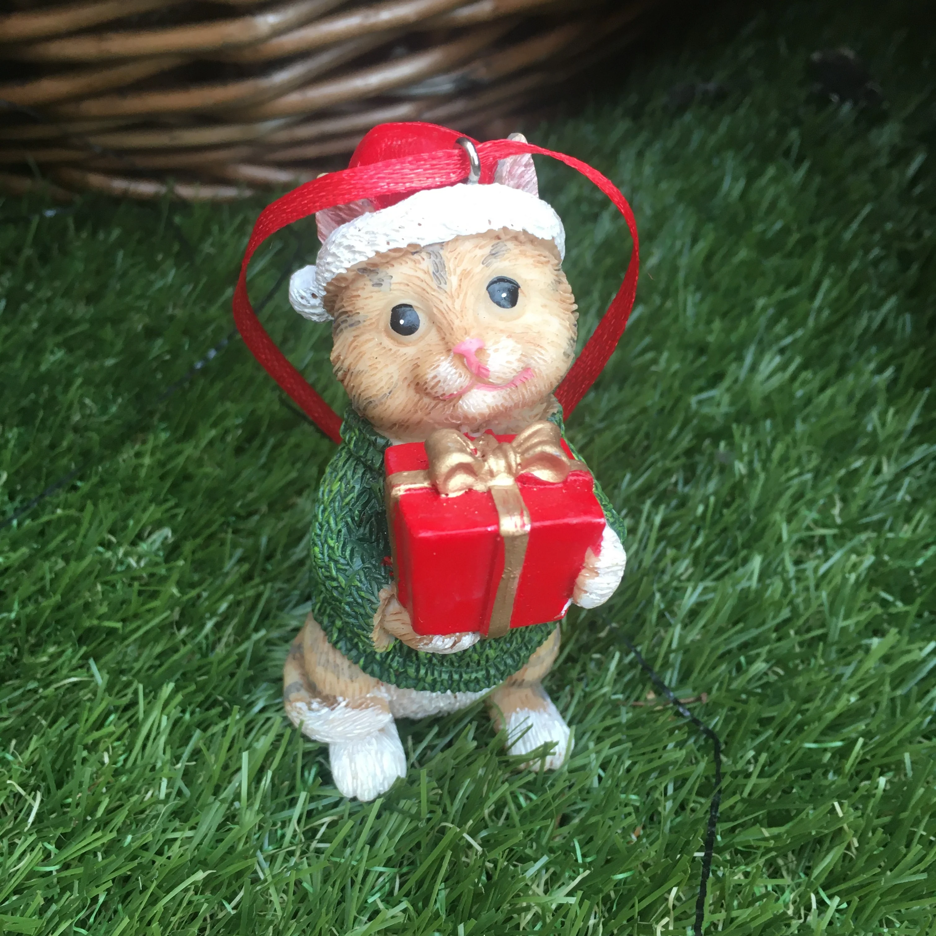 Resin Colorful Xmas Cat with Giftbox Ornament